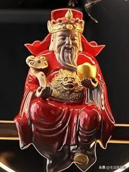 家无瓷不贵，室无瓷不雅
这是二十年前花八万元请的财神，据说是乾隆时期的彩绘。
我