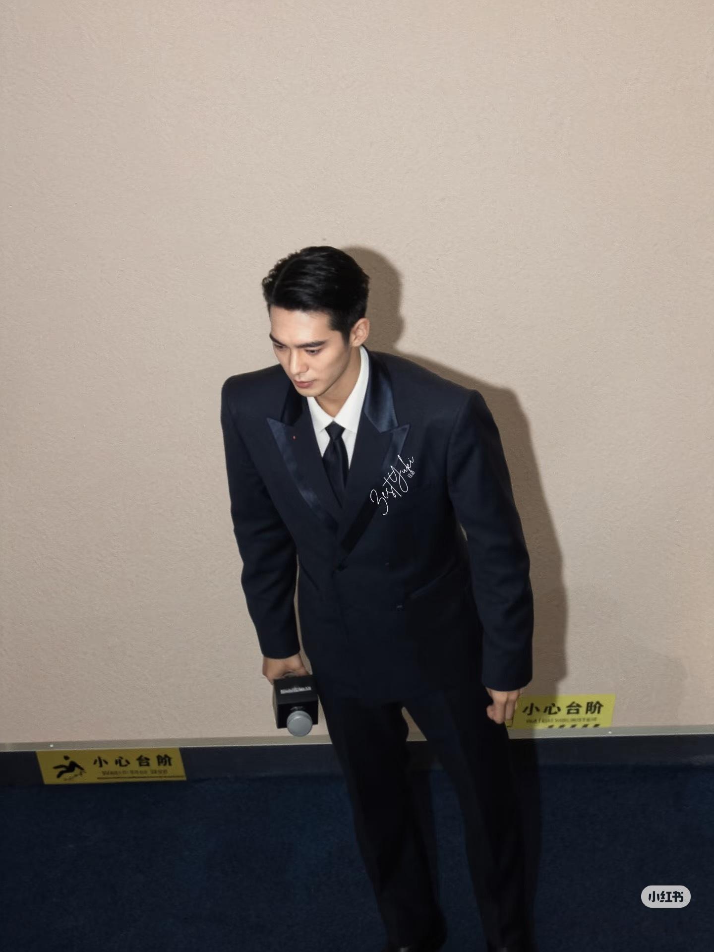 刷到这张于适…往那儿一站像个bjd一样