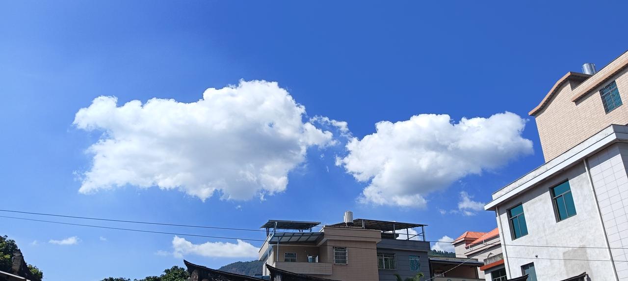 今天八月一日，是建军节，我们老家的天空特别晴朗，阳光明媚，蓝天白云，万里晴空。