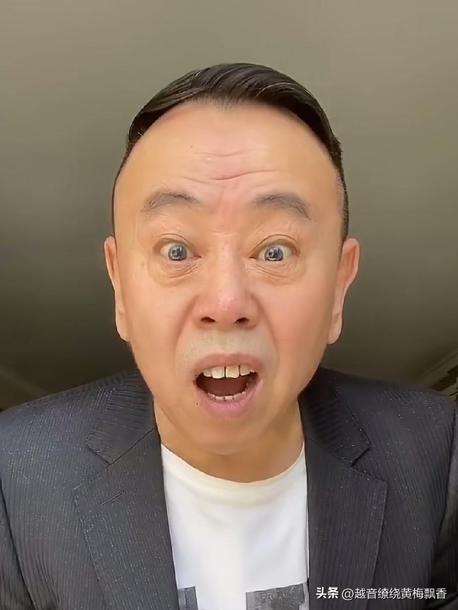 潘长江在视频中挑战唱英语歌曲，当他在镜头前调整好表情后，自己都看不惯自己的哪副嘴