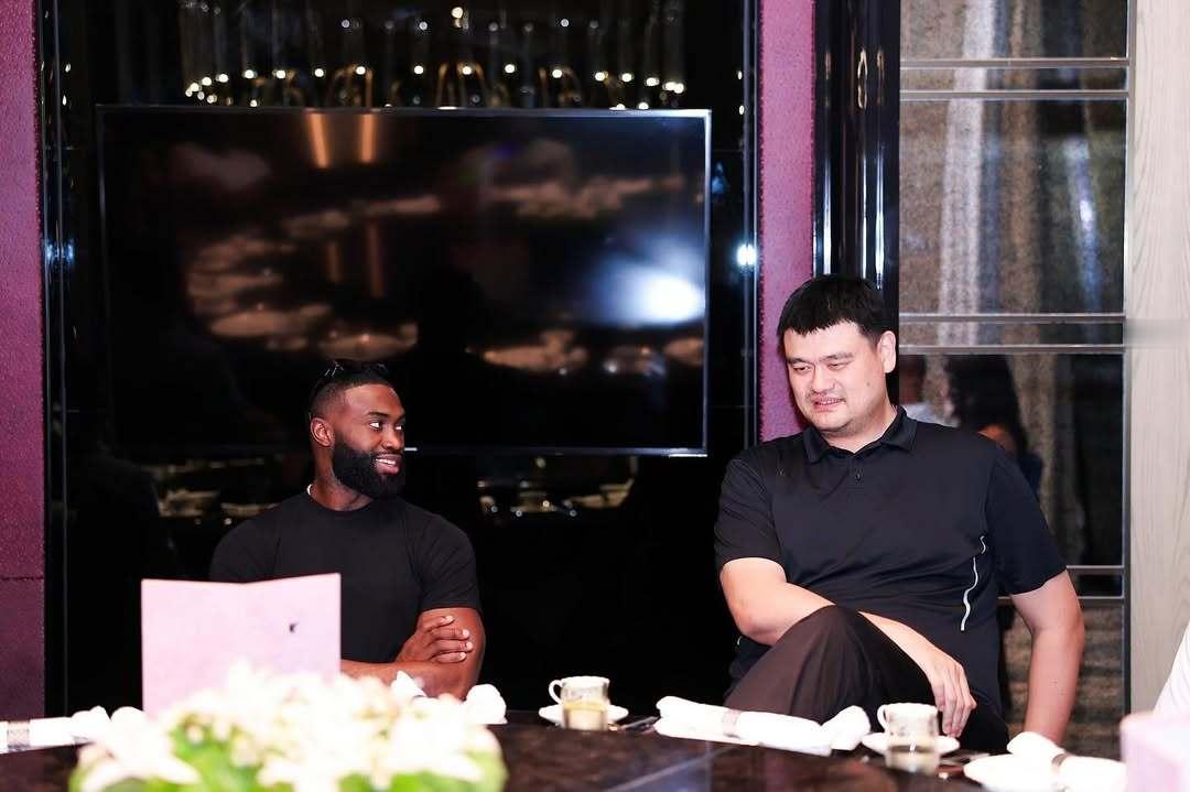 杰伦布朗向姚明抛电眼确认过眼神，在这片地盘上是需要FMVP亲自敬酒的人！杰伦在上