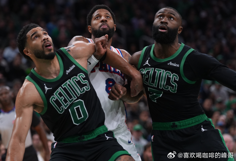 今日NBA常规赛，凯尔特人主场迎战篮网。比赛首节，凯尔特人中锋米切尔·罗宾逊和篮