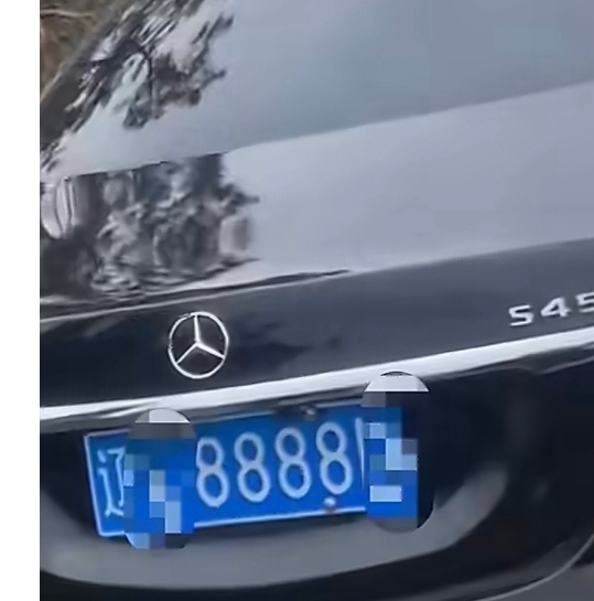 一辆辽K车牌奔驰被土葬不理解，因为通常是烧纸的，但这可是一辆奔驰车，所以有啥寓意