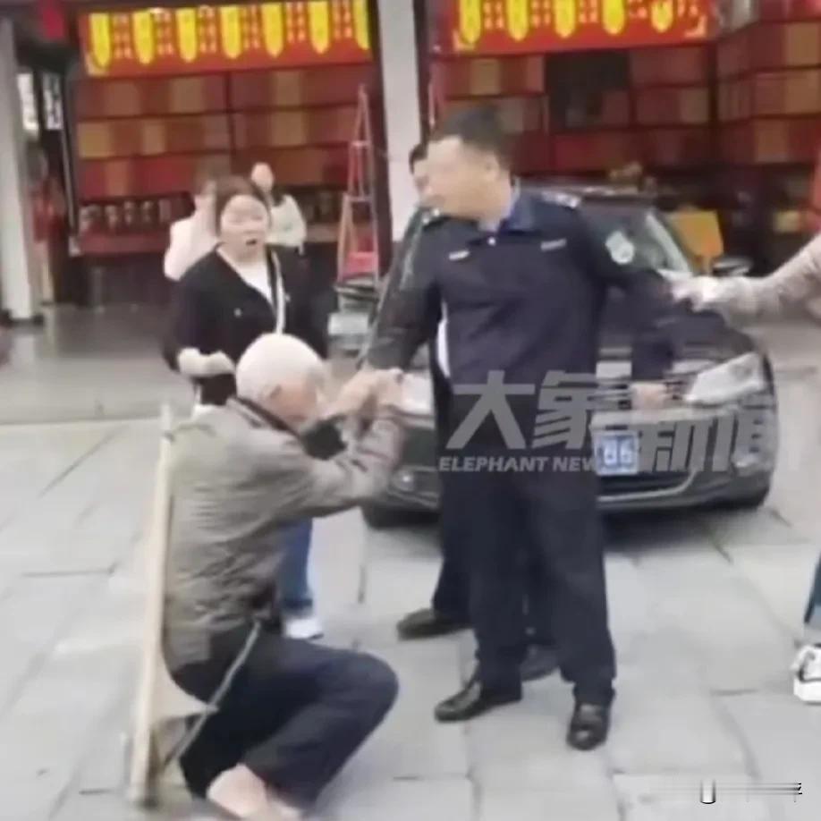 这位城管要凉凉了！背扁担白发老人给城管下跪，网友燃评：跪天跪地跪父母，老人跪的是