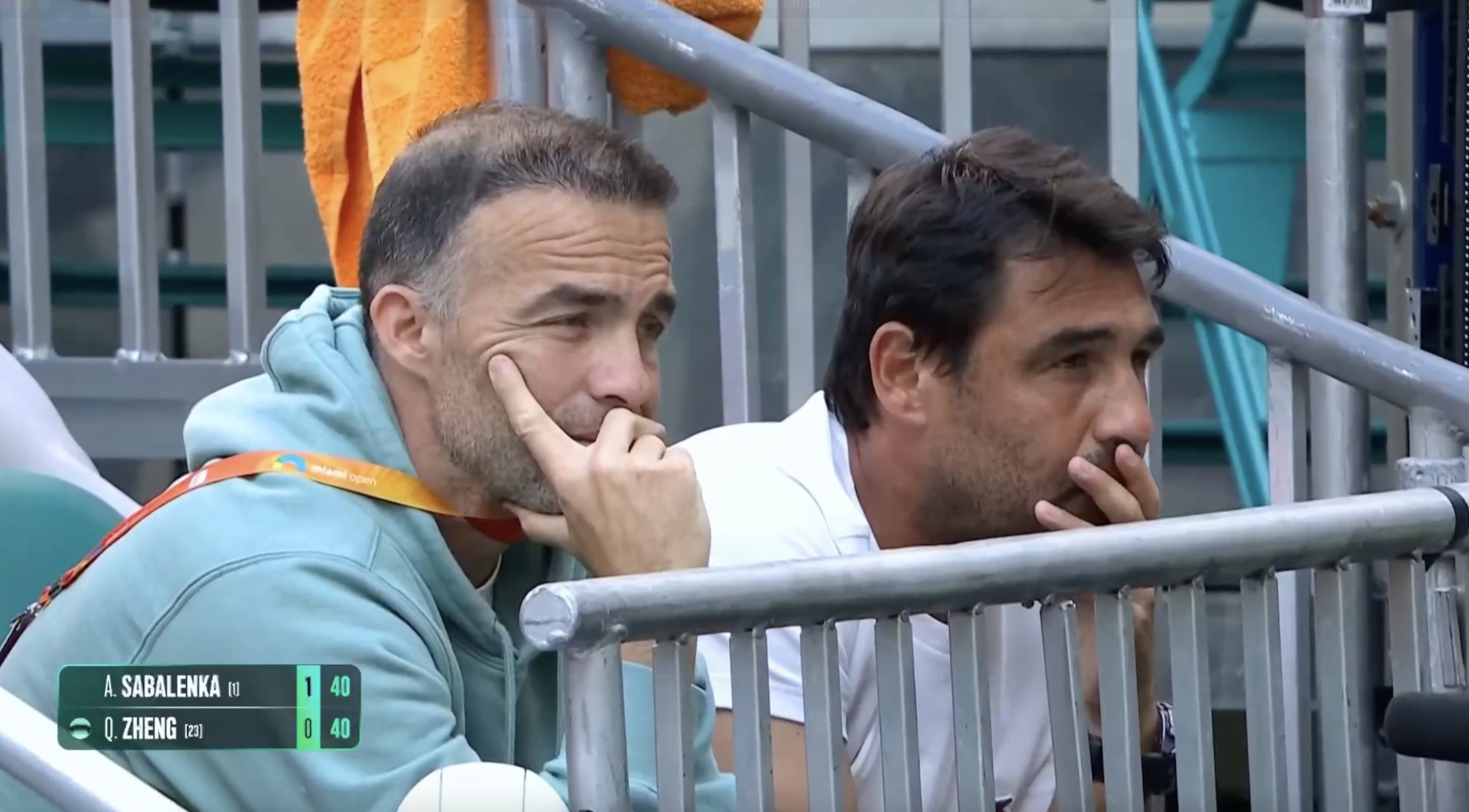 郑钦文vs萨巴伦卡 郑钦文上来挽救了两个破发点，但还是发了双误被萨巴破发，0-2