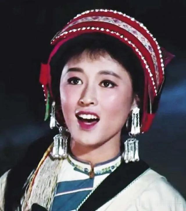 1973年上海高材生唐凤楼娶了精神失常的"阿诗玛"杨丽坤，同床共枕27年，男人从