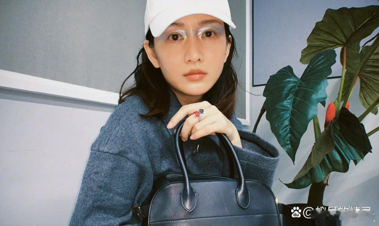 王鸥画了一个特别的眼妆，远看还以为戴了一副无边框眼镜。 ​​​