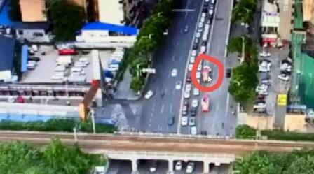 离谱！红灯死守不放行，硬生生堵停消防车，长沙这波处罚太解气

开车上路最怕的不是