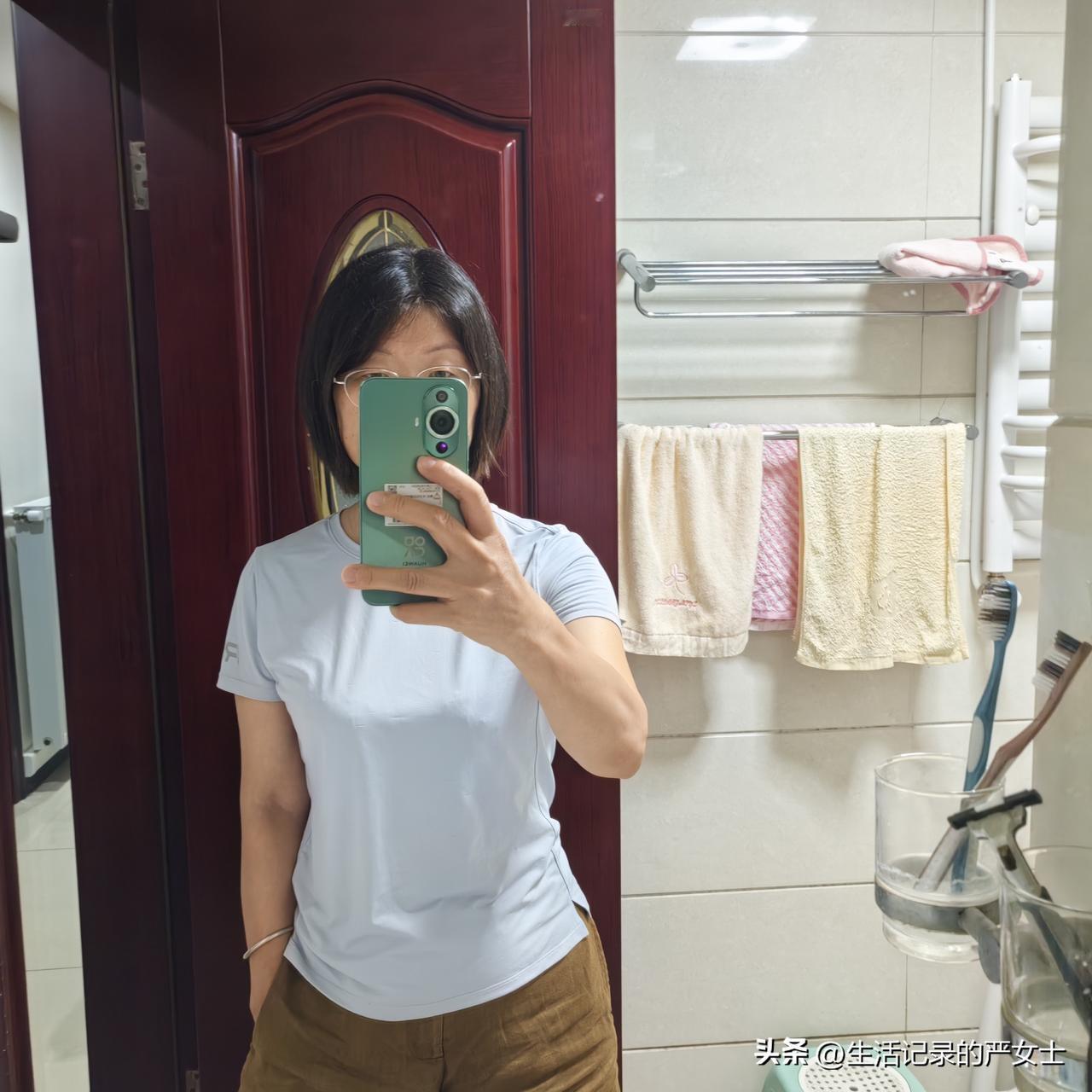 我发现女人过了50岁之后，还是留短发好看。今天去把头发剪短后，看起来精神多了。