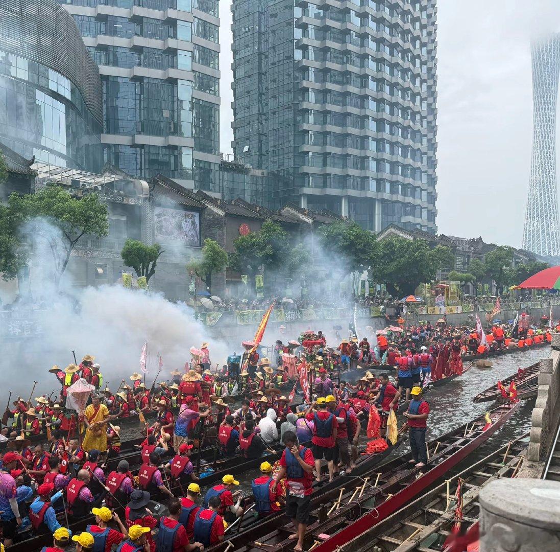 广州龙船招景船上这位仑头仔兄弟举牌了！不知道收到了多少靓女们添加好友靓仔条件：在