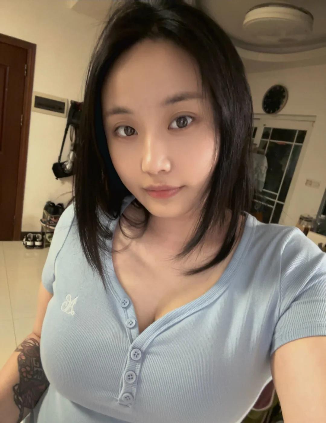 今天和crush约会 哪件好看？
今天五点半下班 要去约会，在纠结哪一件，昨天刚