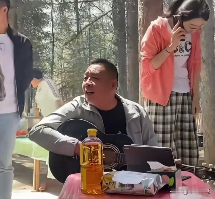 拨响吉他，与好友一同野炊；跨上毛驴，于壶口瀑布尽显潇洒；驾驭坦克500，感受越野