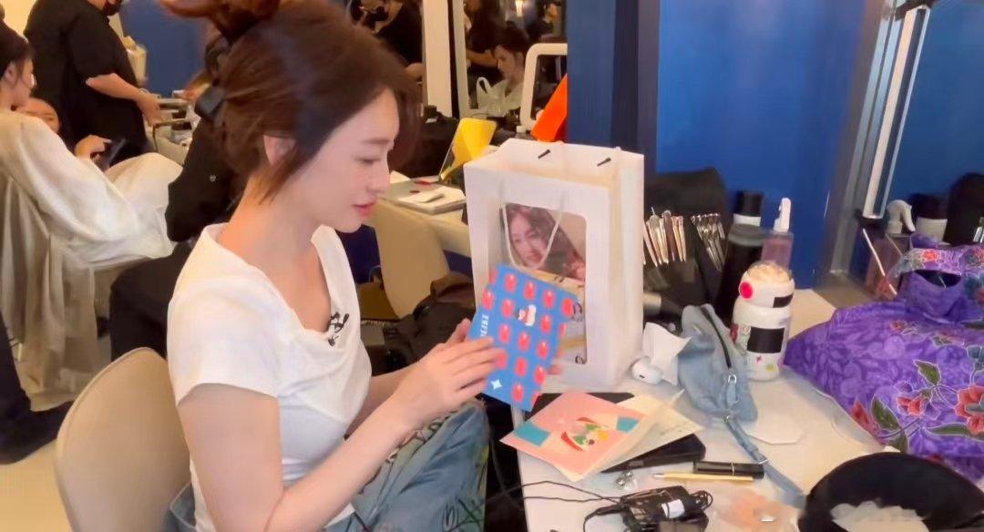 李小冉收到粉丝送的人偶老鼠干乘风2026又萌又戳心！李小冉收到粉丝专属礼物人偶老