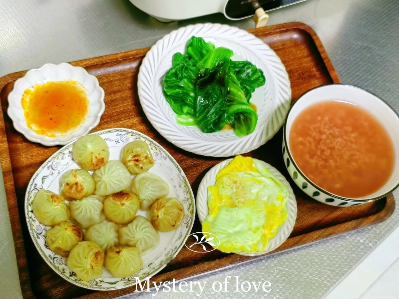 高二娃的早餐
这个包子真小。一口一个，味道一般，速冻食品还是差点味道。
#记录简