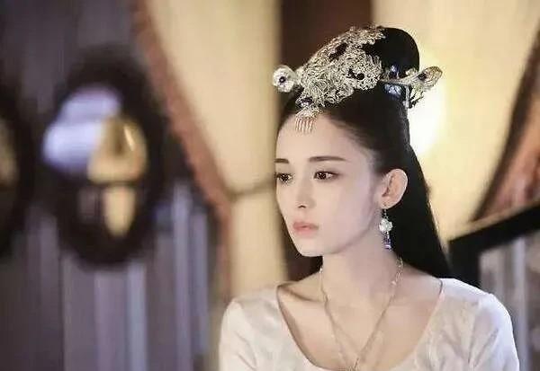 春秋时期，陈国有个公主，她出生的时候是深秋，却满园桃花盛开，还引来了百鸟朝凤。公