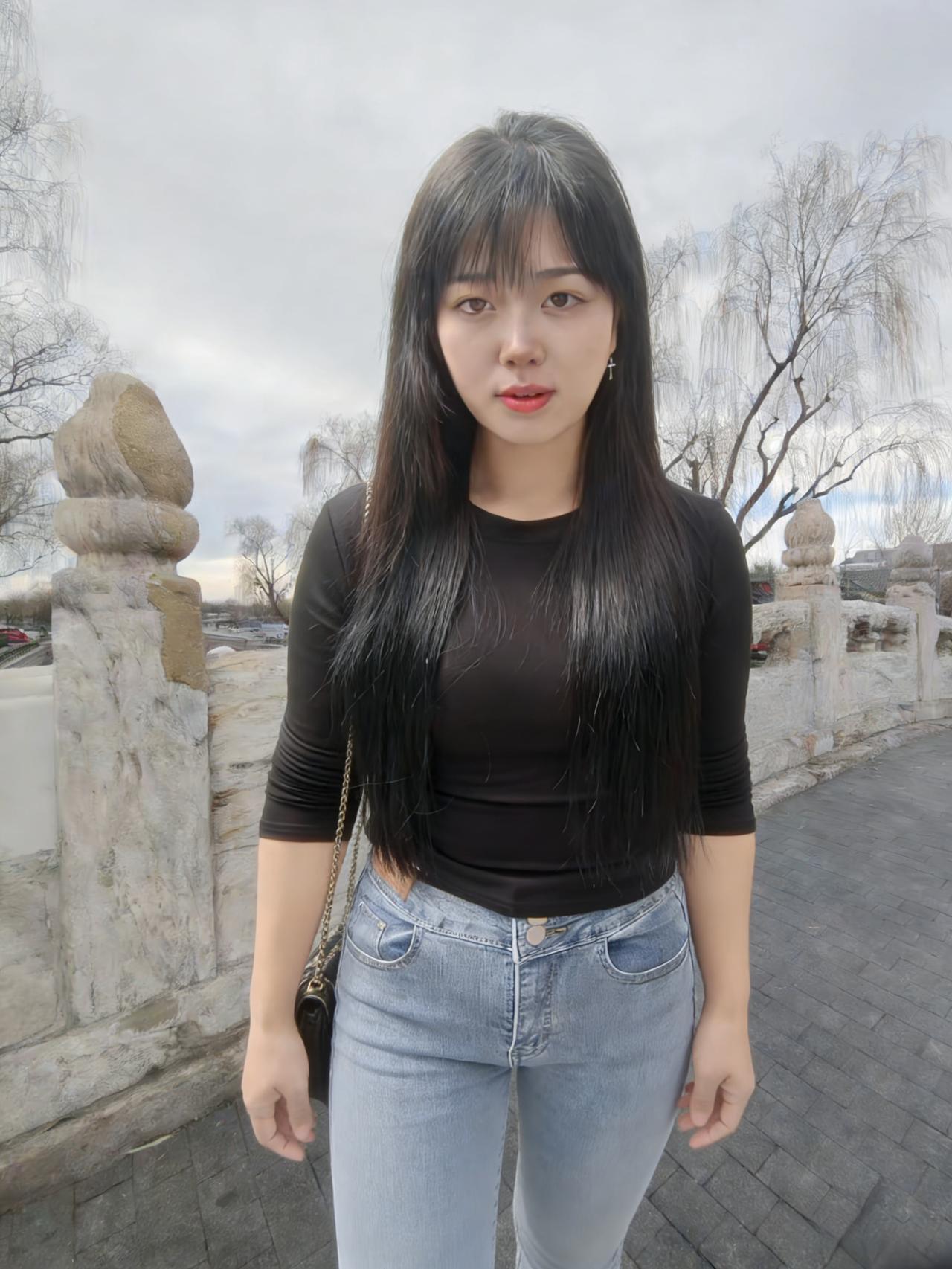 行过野桥边，清姿映水天。
黑衫凝素韵，素履踏寒烟。
树影摇心曲，风香落鬓边。
回