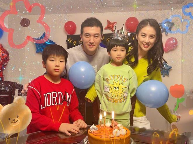 黄圣依9岁儿子正面照5 月 25 日，黄圣依在社交平台分享 9 岁小儿子杨安麟的