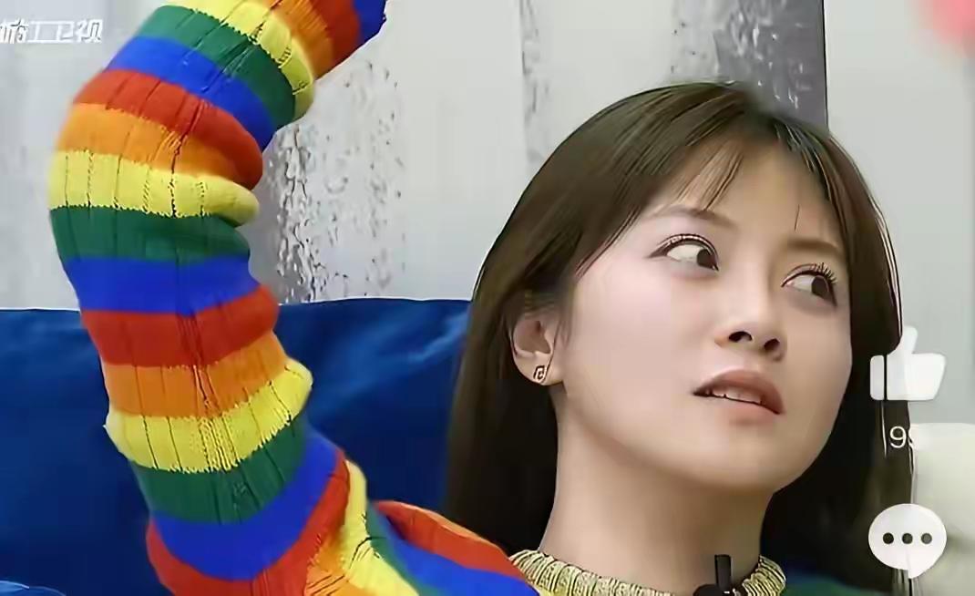 综艺名场面！朱锐当众吐槽沙溢：看见他和胡可在一起就不爽
 
节目里朱锐一句直球发