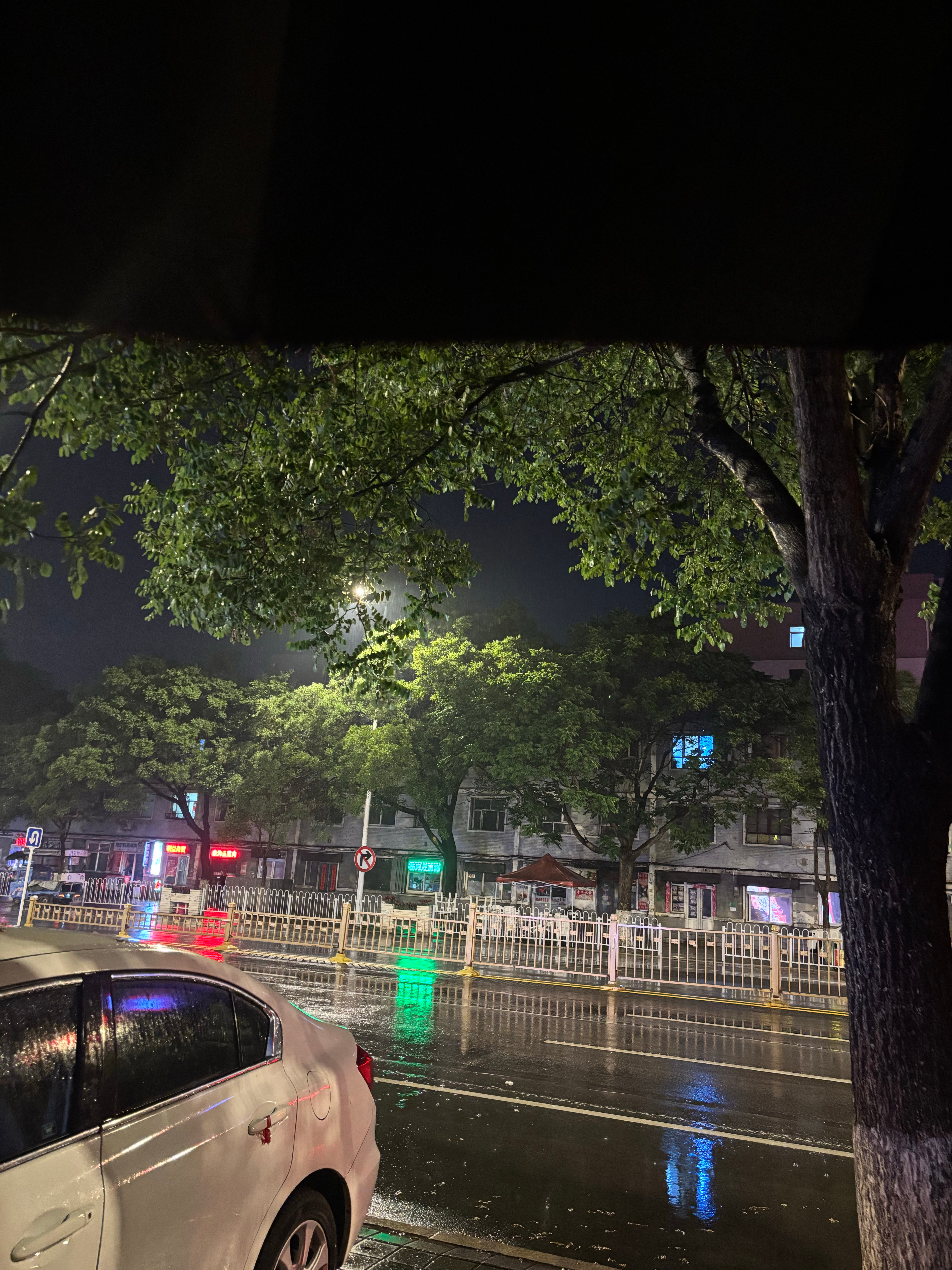 下班了 然后下雨了 🌧️还好店里还有我的一把雨伞😭 但是家门和单位钥匙丢了 