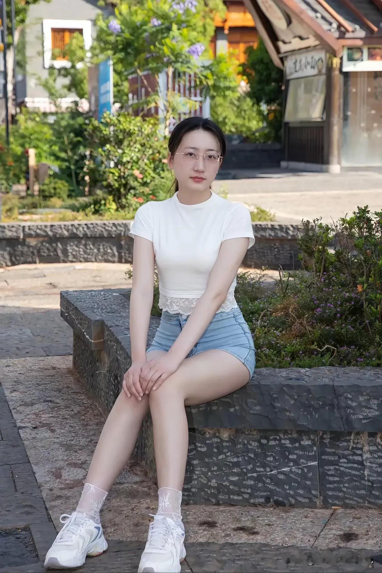 夏日清新穿搭，白色T恤牛仔短裤，搭配白色运动鞋。甜美小仙女的穿搭 发一张你眼中最
