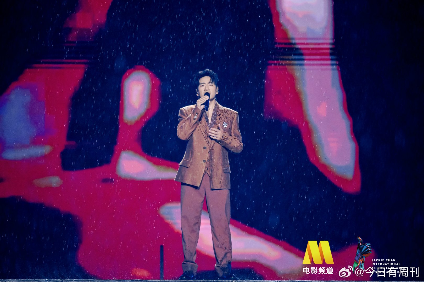 海来阿木在雨中唱歌海来阿木雨中演唱不息氛围感雨天和《不息》适配度太高！ 
