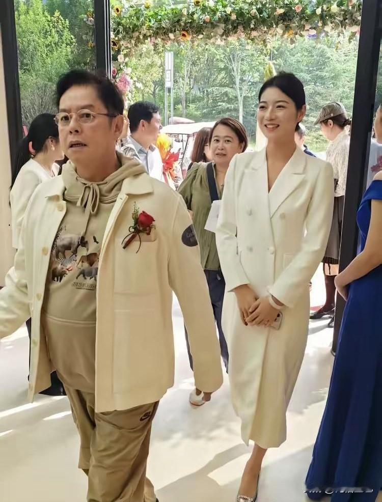 谭咏麟看起来状态很好，显年轻，精气神也足，可是这个肚子就让人百思不得其解了，谭咏
