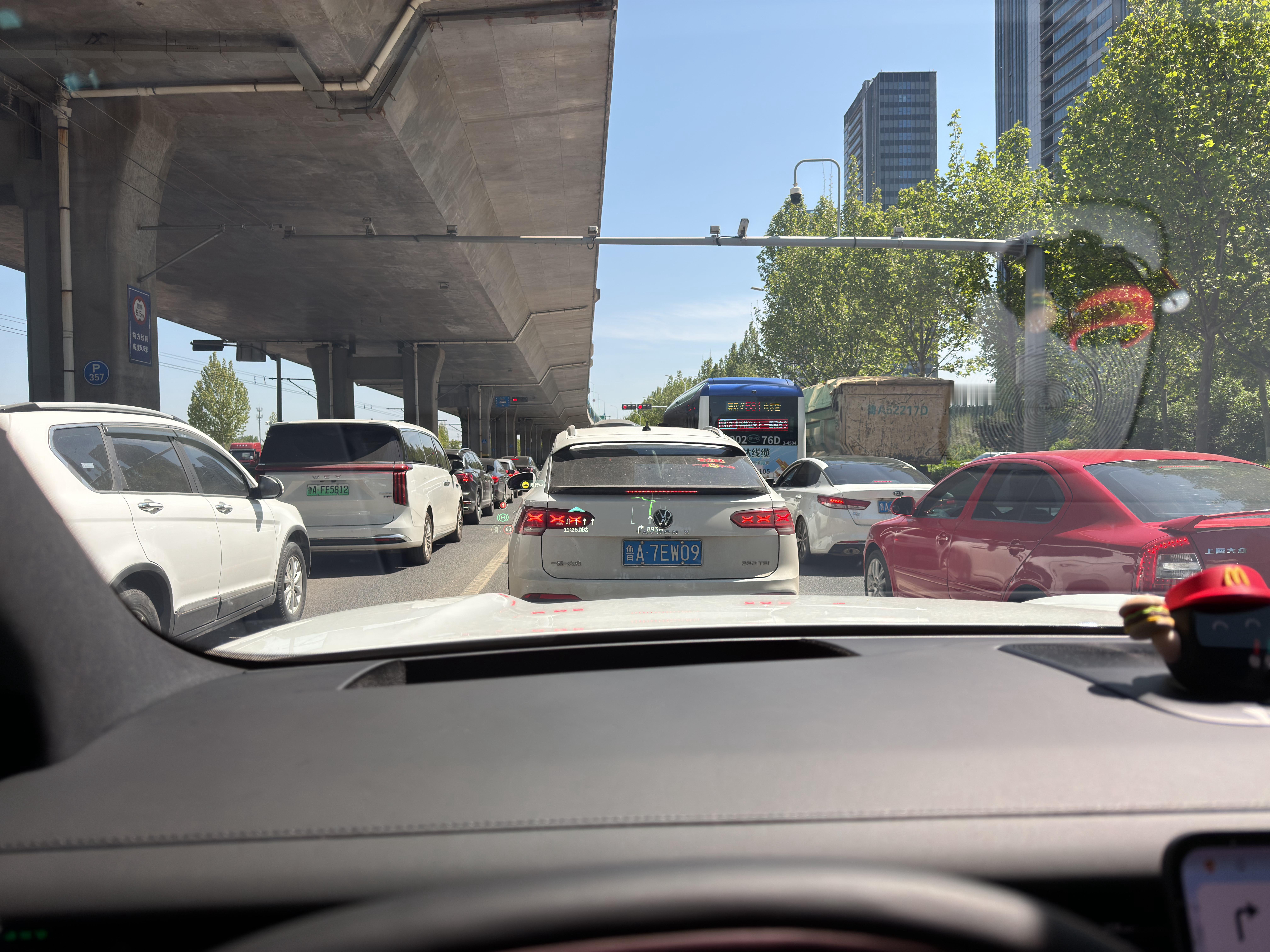 大众这尾灯亮起来真像小鹏logo