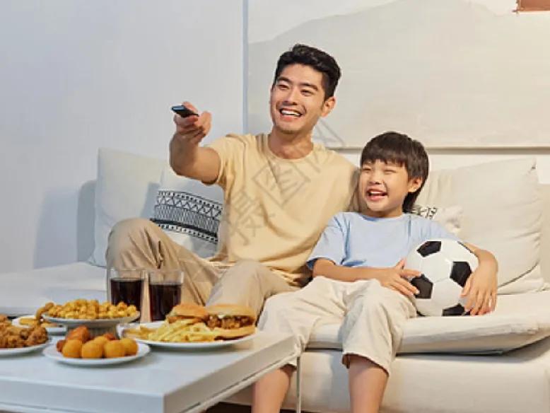 回想从前的世界杯，我总是和父亲一同守在电视机前。每到深夜赛事开播，客厅只留一盏柔