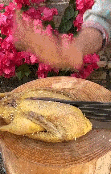 图一：吃鸡还得是自家养的鸡才好吃，肉质看起来都完全不一样。
图二：小姐姐是得有多