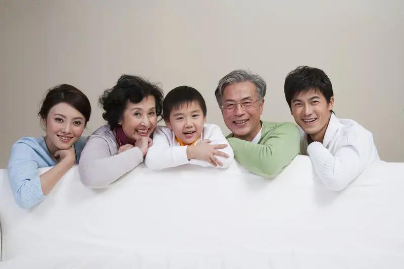 《计生遗惑》
枫林红叶

计生独子留难题，

几代心中有困疑。

叔伯婶娘叫不准