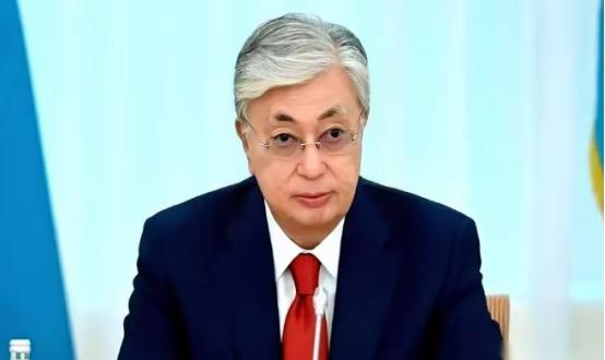 哈萨克斯坦的石油，有个毛病。家门口就是全世界最大的买家——中国，但它偏要把八成的