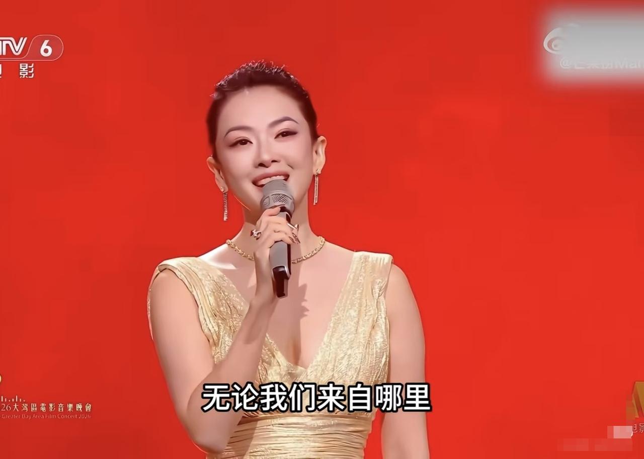 大家发现没有，
47岁的章子怡亮相晚会
她现在不是胖瘦的问题，而是她整个人完全变