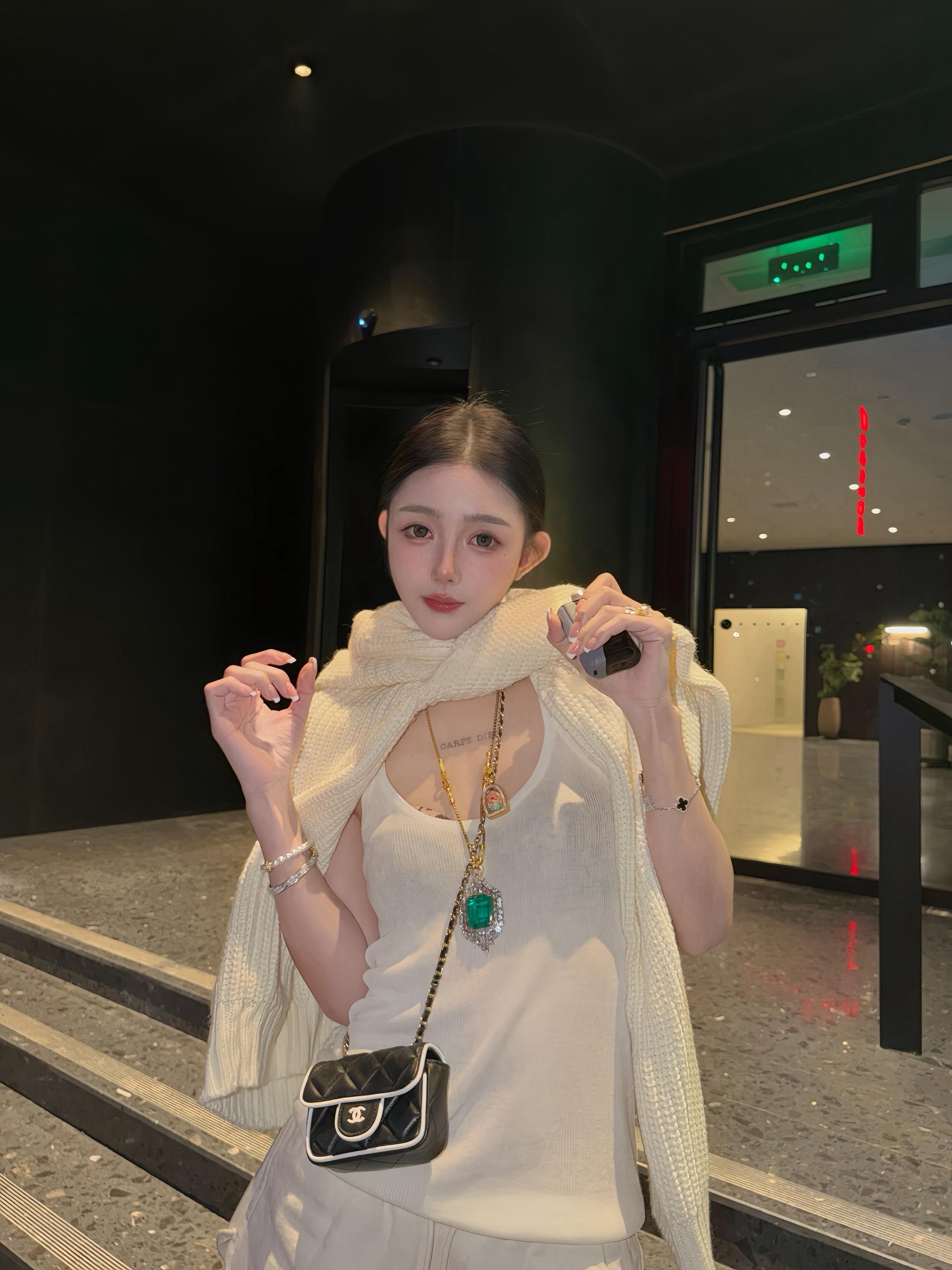 我爱一个人的时候  我就真的只爱那一个人  问我一万遍也是  我不喜欢...