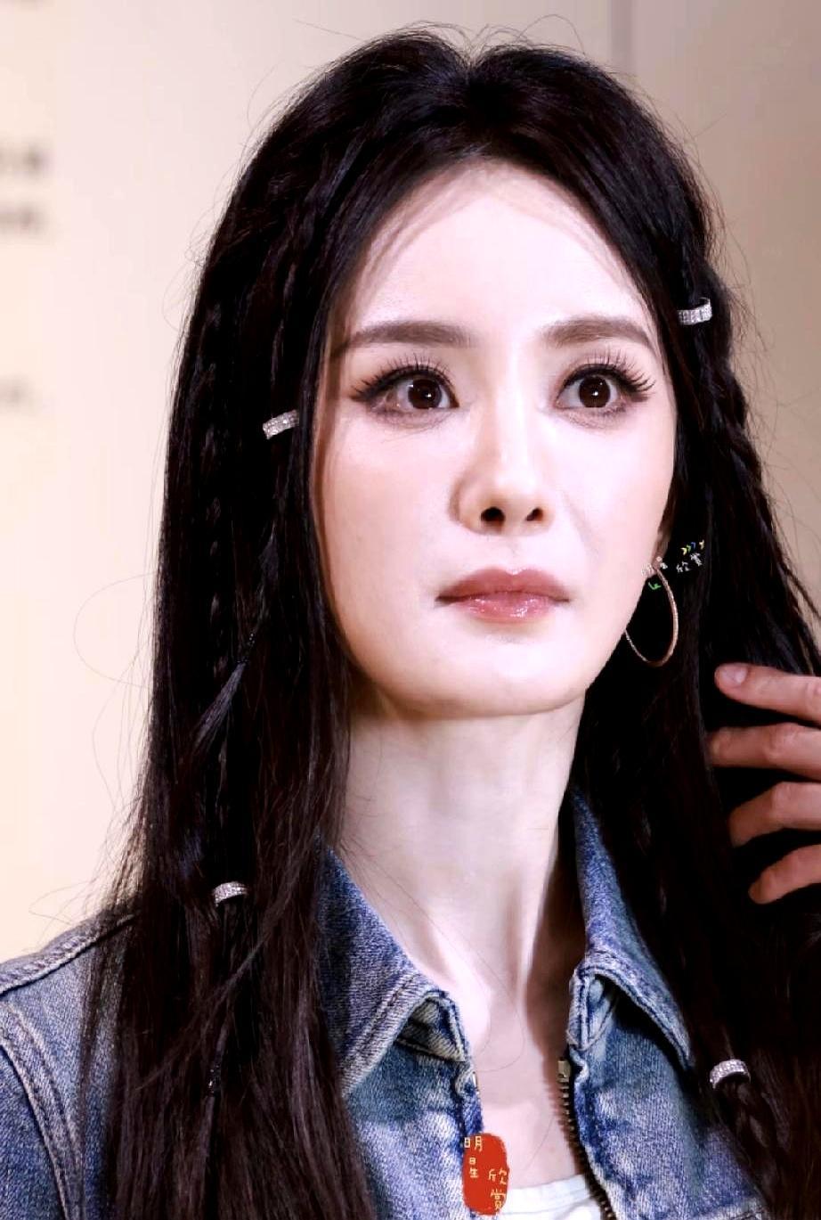 39岁杨幂刚拿了总台视后，之前骂她硬凹少女感的人全闭嘴了。
 
前两年米兰时装周