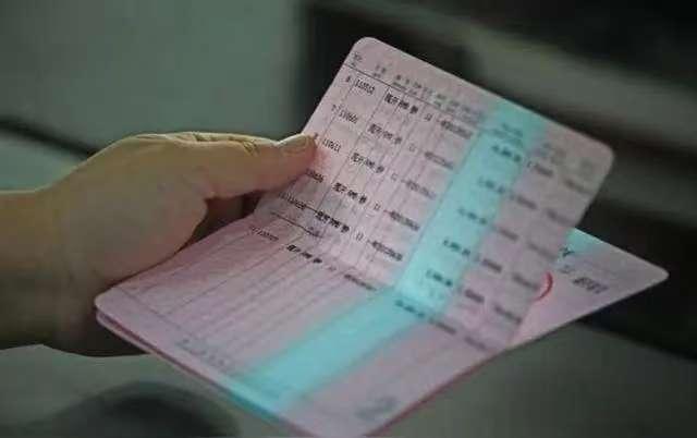 今天早上去银行存了1万块钱，存的是三年定期的。
平常有个习惯，就是攒够1万元钱的