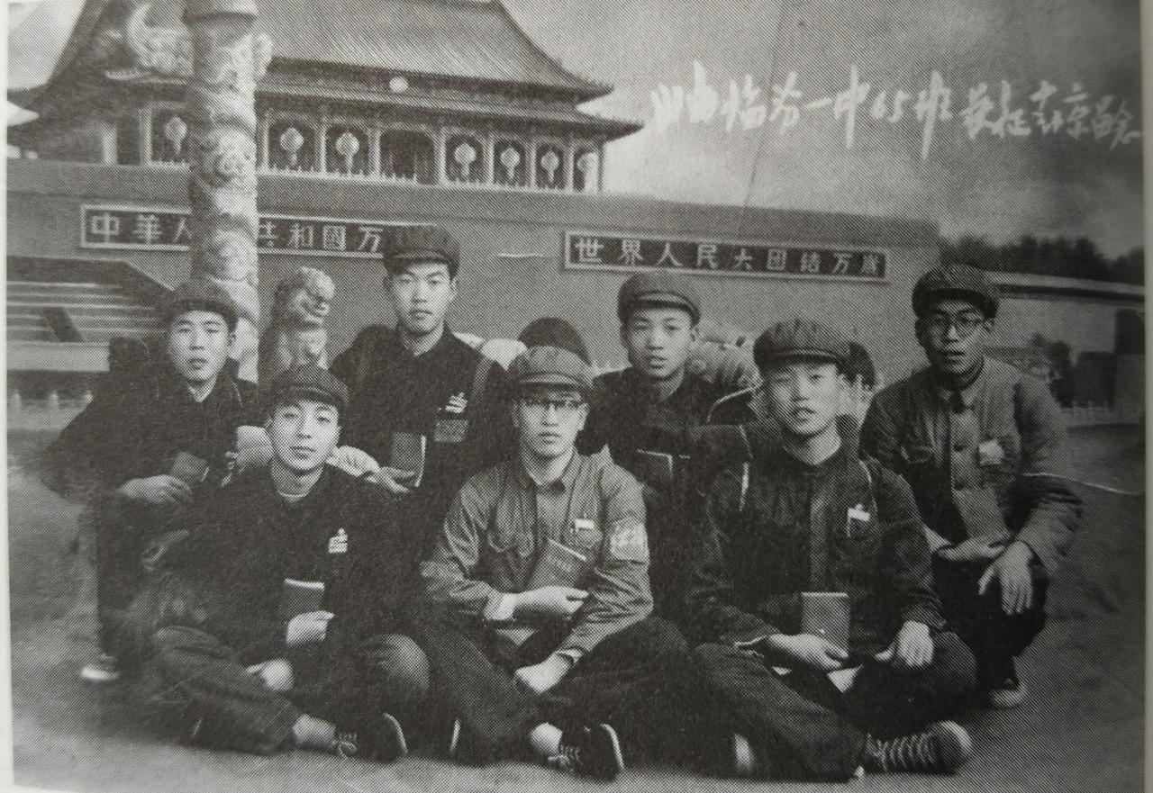 山西临汾一中65班部分同学徒步长征来到北京，在天安门前留影。这些同学现在最小的也