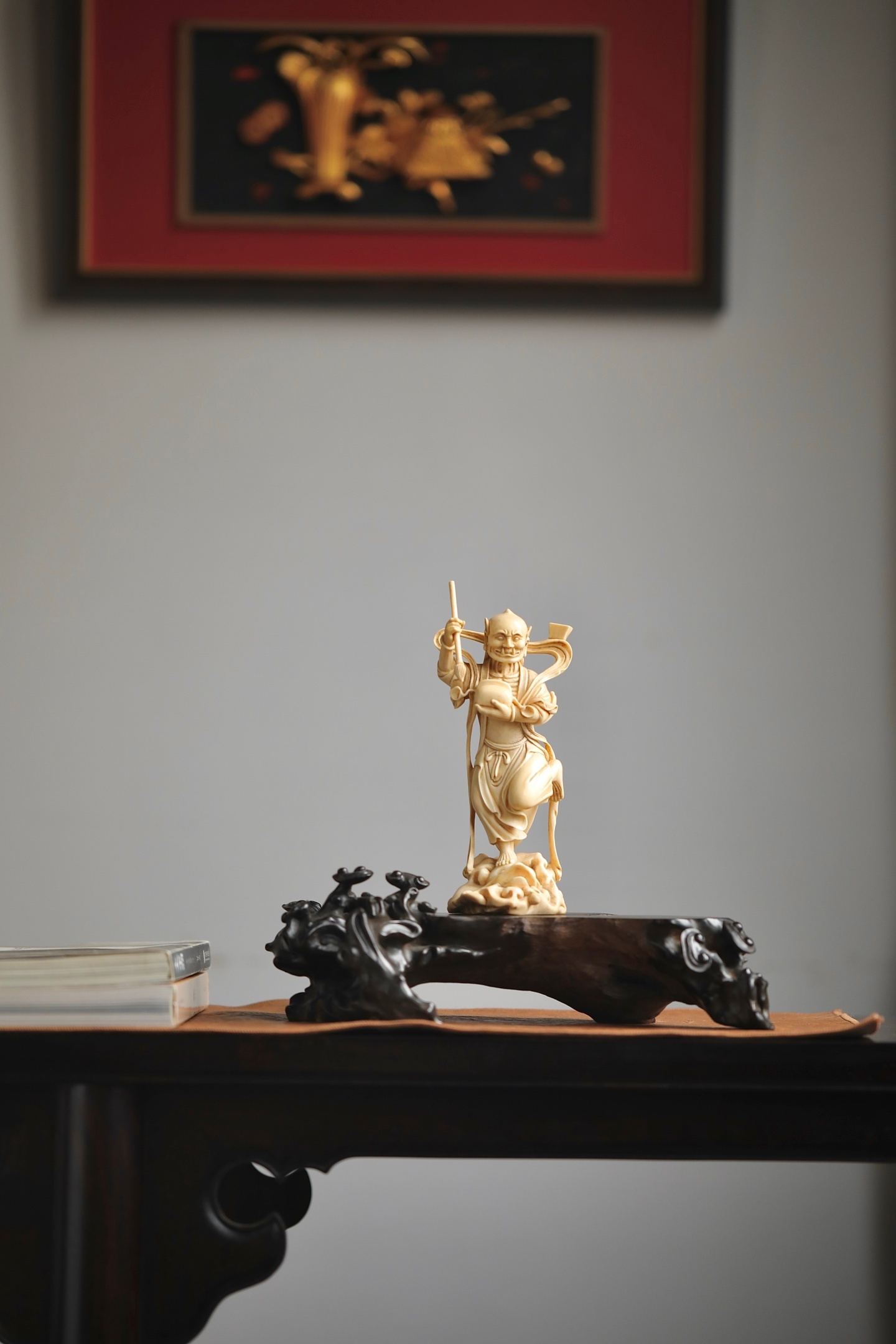 乌木 | 随形灵芝底座木质坚密沉润，色如墨漆。随料就形雕琢灵芝卷云纹，枝蔓盘曲灵