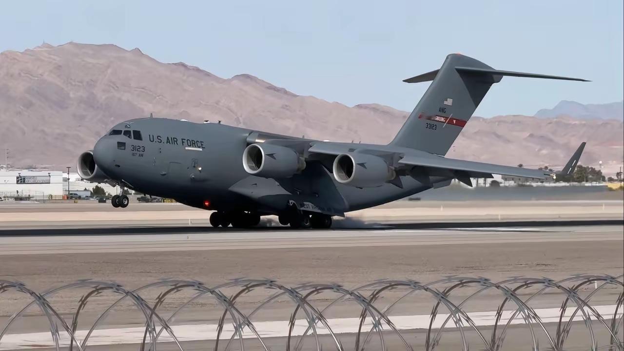 中东夜空再度亮起警报！  
4月8日，航空雷达捕捉到美军C-17“死神飞翼”运输