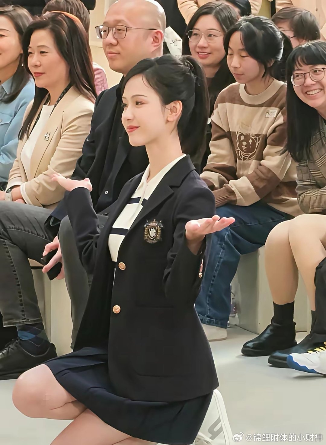 太有书卷气了，不愧是打败奶茶的民间校花。 ​​​