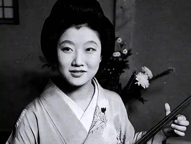 1977年秋，四川白沙镇一间普通瓦房门口，突然停下一辆小轿车，两个穿中山装的人走