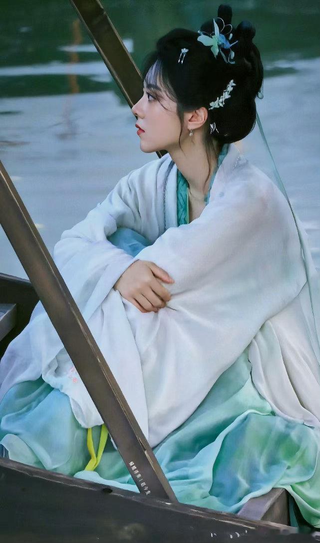 赵今麦徐正溪一念江南对手戏路透赵今麦徐正溪一念江南路透烟雨朦胧的江南实景氛围感直