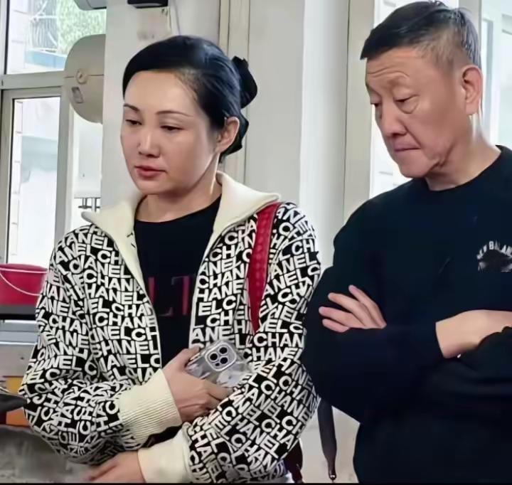 韩磊做错了什么？他老婆怎么对他爱搭不理的？虽说中年夫妻没什么感觉了，但是说句话的