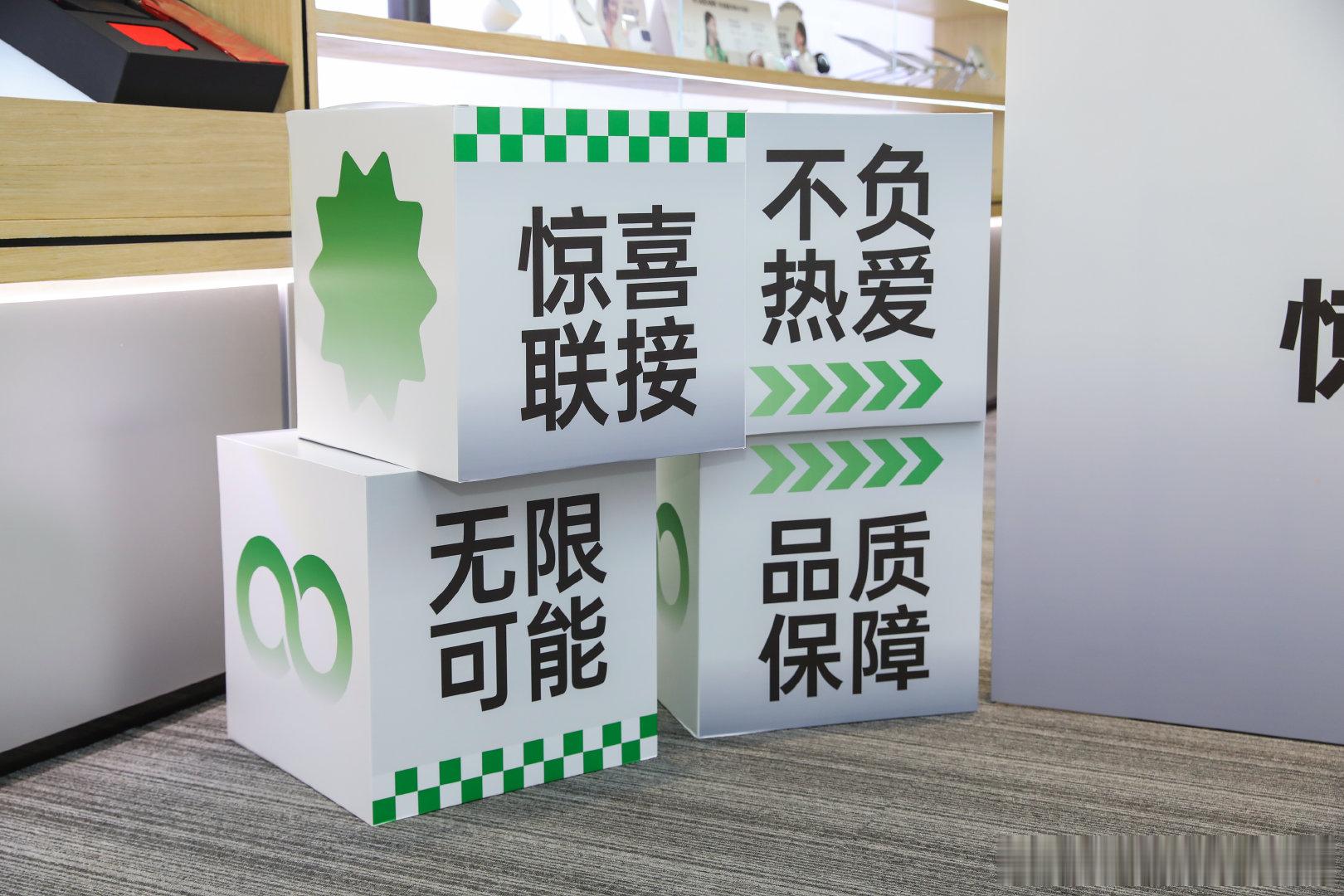 世界是个巨大的易烊千玺痛城 线下专属盛宴正式拉开帷幕，六城同步点亮城市风景，亮眼