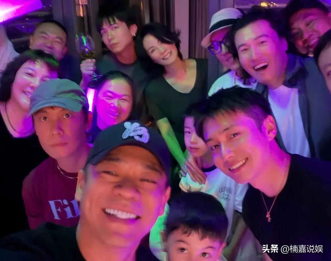 王菲，如约现身谢霆锋西安演唱会，锋菲恋的爱情故事仍然甜蜜。
演员孙浩，晒照和众多