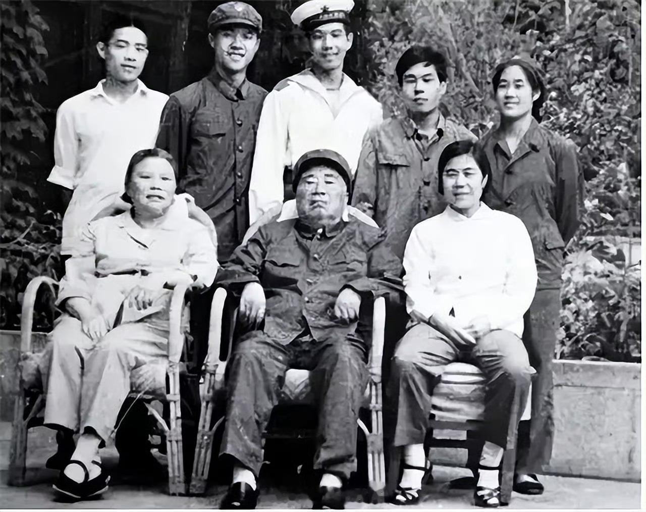 赵力平：悲欢家事我爹爹是一位军人，很重情意，由于烽火战乱，他一生先后有过4位妻子