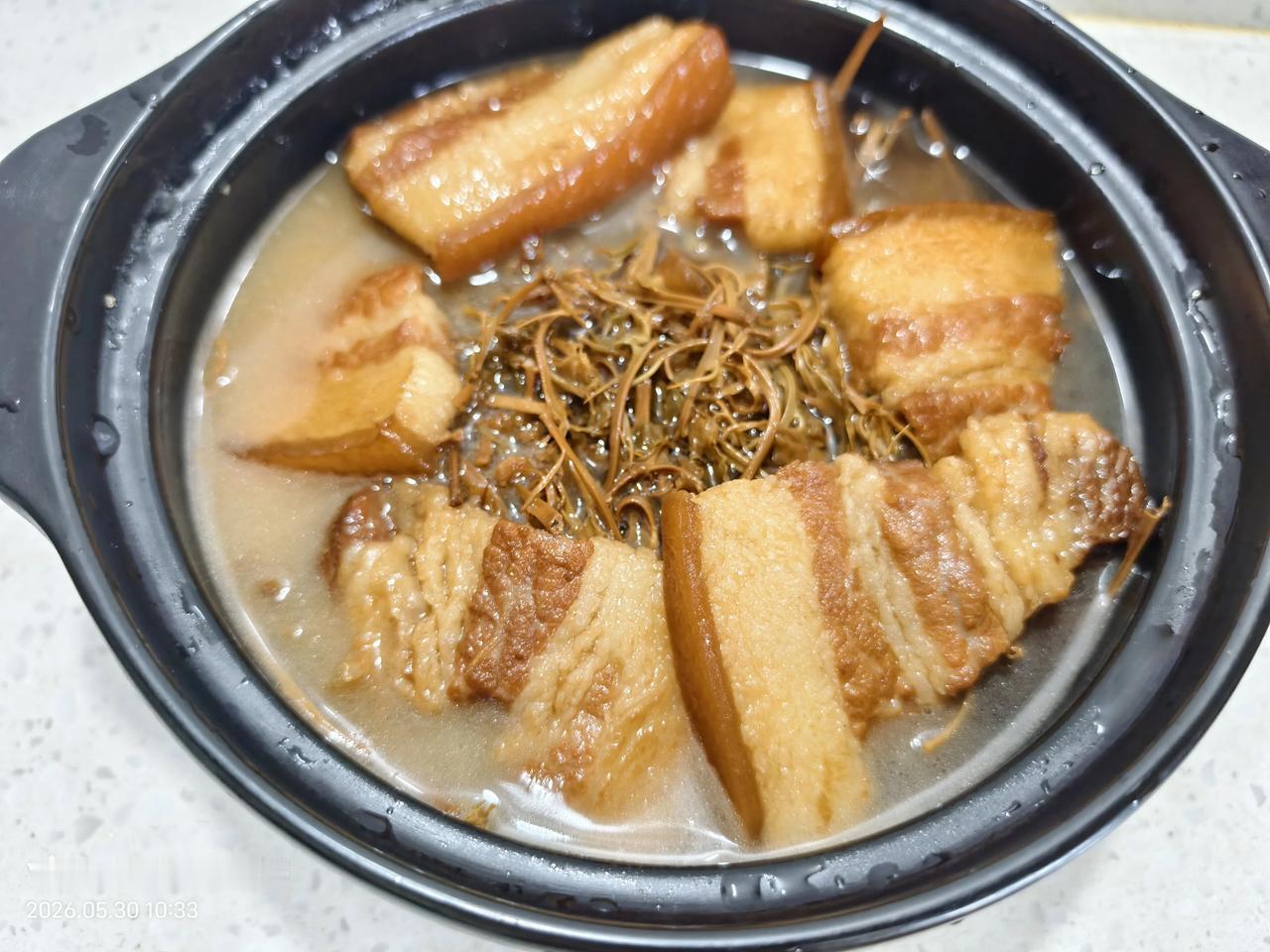 今日美食打卡黑毛土猪五花肉焖干藤介，家人们夏天的美食与最爱之一。