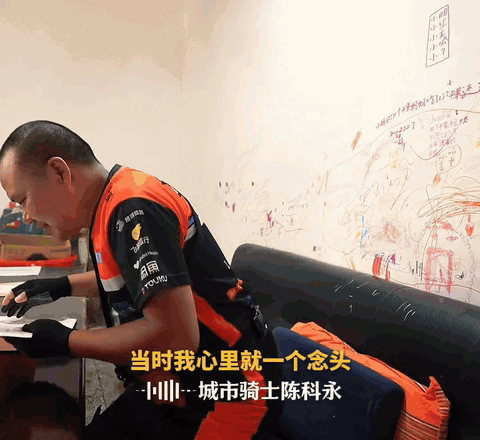 江西50岁外卖骑士圆30年前大学梦一边在为生活奔波，一边还能重拾课本，这本身就在