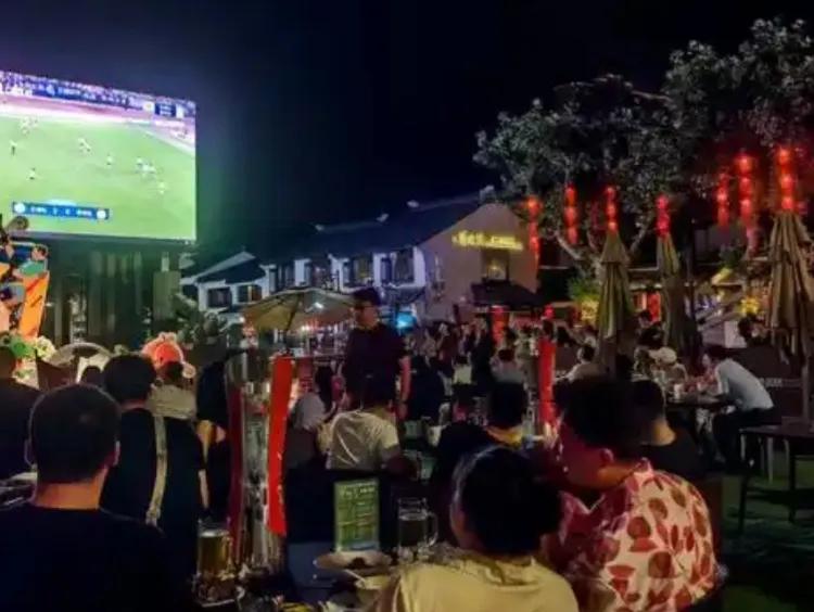 夜幕降临，灯光照亮赛场，那个夜晚至今让我记忆犹新。
 
观众席上人声鼎沸，大家都