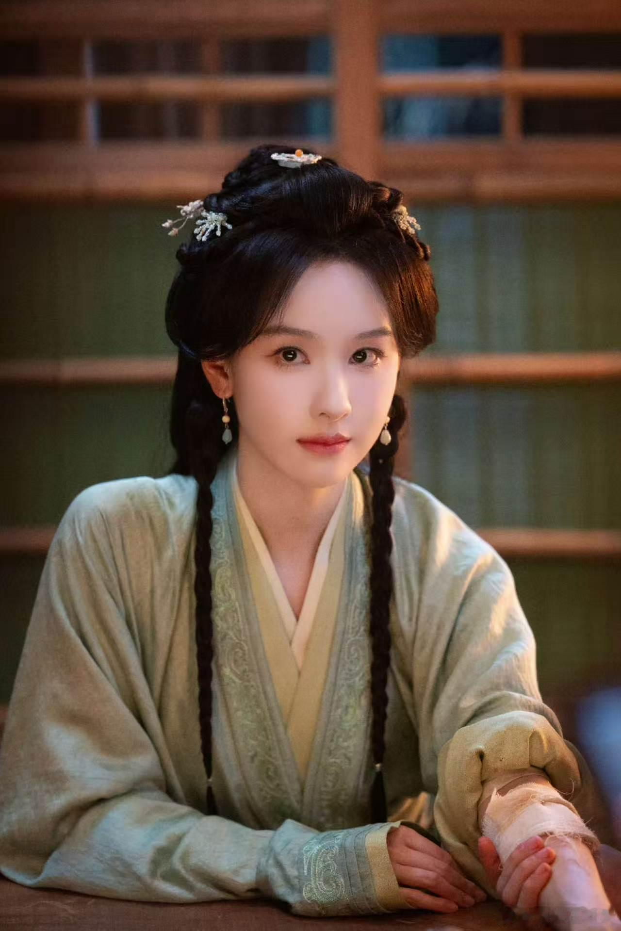 翘楚热搜破9800 祝贺楚朝，9800万的讨论量，说明你的表演确实打动了足够多的
