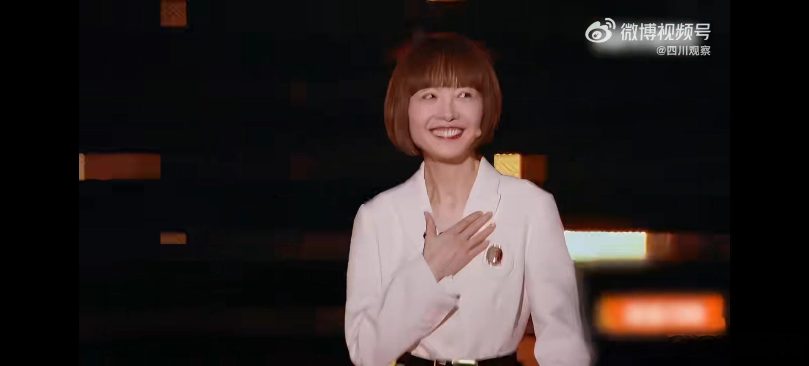 鲁豫回应参加两个脱口秀节目 鲁豫解释参加两个脱口秀节目，称自己是“和平使者”，名
